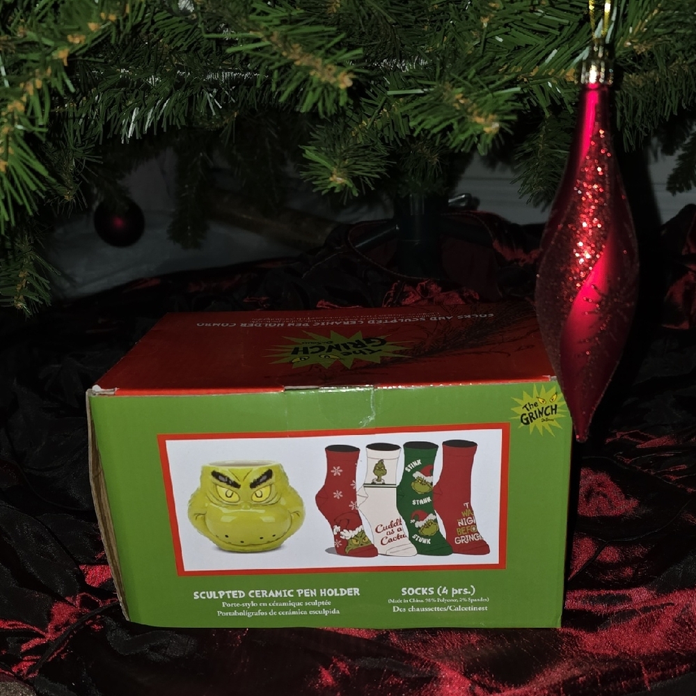 🎄NWT🎄Bioworld Grinch Red Gift Set